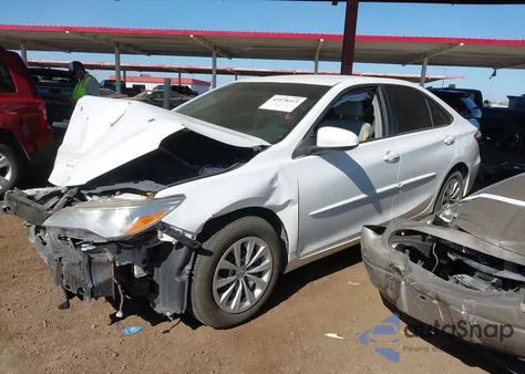 2017 Toyota Camry Le z USA, uszkodzony, nr VIN 4T1BF1FK8HU721737